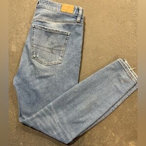 Gently worn distressed American eagle skinny jeans.